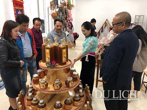Đoàn tham quan Trung tâm giới thiệu và bán sản phẩm của huyện Quỳnh Nhai
